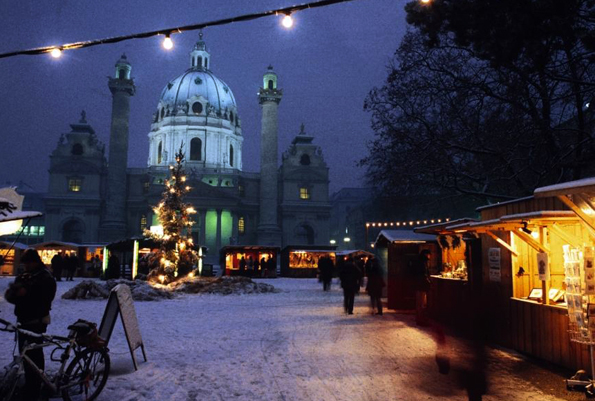 Rund um die Karlskirche wartet auch in diesem Jahr wieder ein stimmungsvoller Weihnachtsmarkt. (Foto: Karl Thomas)
