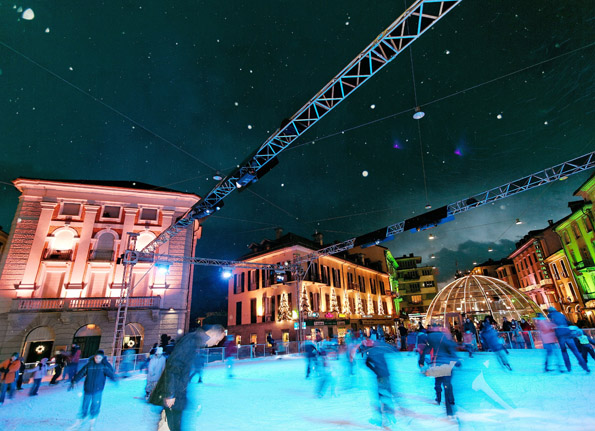Eine 20 x 20 Meter große Kunst-Eisbahn auf der farbig beleuchteten Piazza Grande ins Herzen Locarnos lädt in der Vorweihnachtszeit zum Schlittschuh-Laufen ein. (Foto: Remy Steinegger)