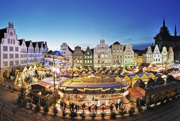 Prächtige Kulisse, prächtiges Licht beim Rostocker Weihnachtsmarkt, dem größten in Norddeutschland. (Foto: T. Ulrich)