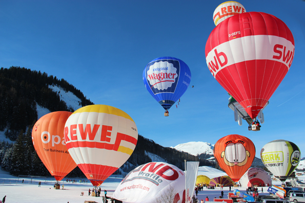 Rund 20 Teams pro Woche starten alljährlich beim Internationalen Ballonfestival im Tannheimer Tal. 