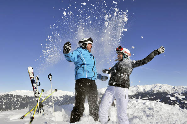 Winterurlaub im Zillertal: In den drei Skigebieten Hochfügen, Hochzillertal und Spieljoch erwartet Brettlfans nahezu grenzenloser Pistenspaß. (Foto: djd)