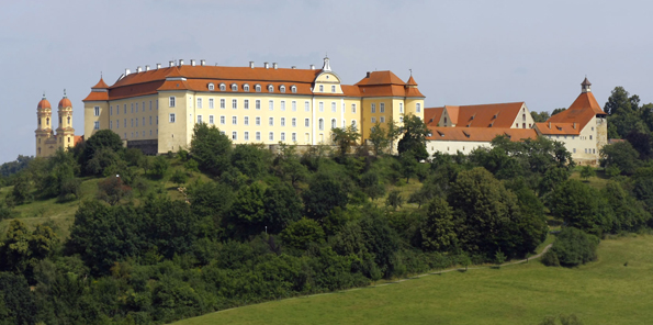 Ellwangen ist bekannt für seine zahlreichen Kunst- und Bauschätze wie das fürstpröpstliche Schloss hoch über der Stadt (Foto: djd)