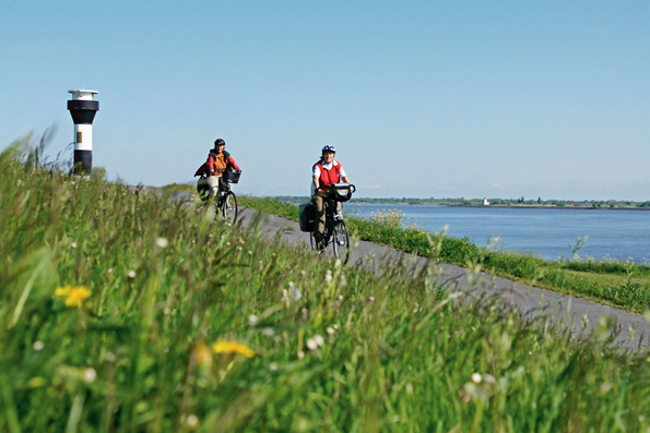 Auf sechs überregionalen Radwegen sowie acht lokalen Routen können Radfahrer in der maritimen Urlaubsregion vor den Toren Hamburgs auf Entdeckungsreise gehen. (Foto: Dennis Williamson)