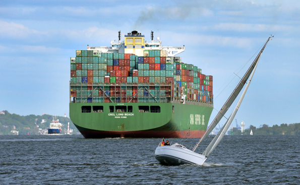 Containerriese auf der Elbe: Von Hamburg bis zur Elbmündung müssen die majestätischen Schiffe 80 Kilometer durch die Urlaubsregion "Altes Land am Elbstrom" zurücklegen. (Foto: djd)
