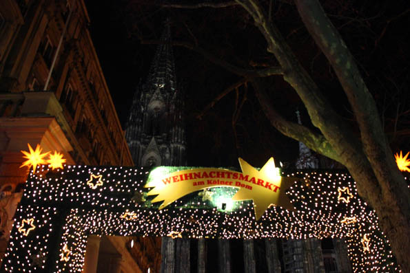 Fünf Millionen Besucher zählen die Kölner Weihnachtsmärkte - wie hier am Dom - jährlich. (Foto: Karsten-Thilo Raab)