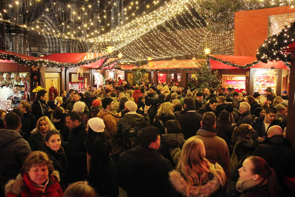 Im Schatten des Kölner Doms herrscht auf dem Weihnachtsmarkt dichtes Gedränge. (Foto: Karsten-Thilo Raab)