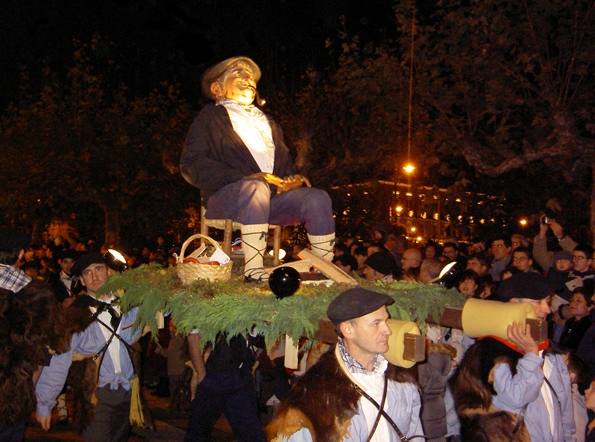 Der Olentzero wird in einer feierlichen Zeremonie durch die Straßen getragen.