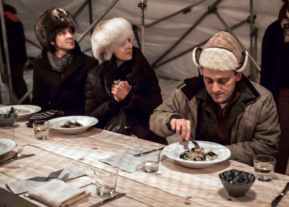 Eiskalt und doch gemütlich: Dinner im Pop-up-Restaurant auf dem zugefrorenen Fluss. (Jacqueline Young)
