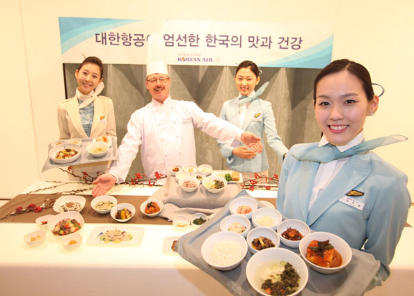 Kulinarischer Genuss in luftiger Höhe: Korean Air hält nun ein traditionelles koreanisches „table d‘hôte“ an Bord vor. 