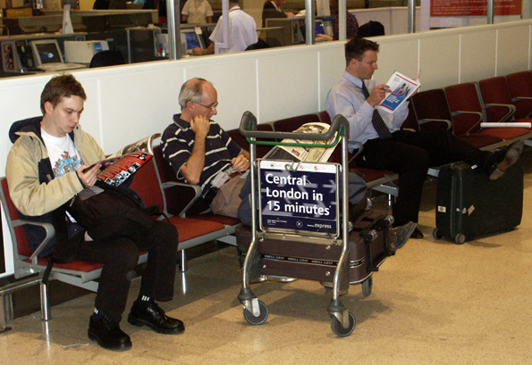 Für Wartende gibt es auf immer mehr Flughäfen auch interessante Alternativen zum Lesen und Dösen. (Foto: Karsten-Thilo Raab)