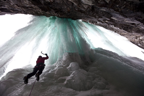 Ein besonderes Naturerlebnis: Eisklettern entlang zugefrorener Wasserfälle im norwegischen Eidfjord. (Foto: Christian Pondella)