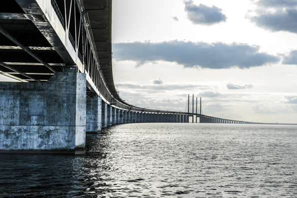 Die Öresundbrücke bei  Malmö spielt eine Schlüsselrolle in ZDF-Krimiserie „Die Brücke – Transit in den Tod“. (Foto Janus Langhorn)
