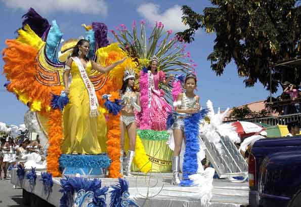 Die Grand Parade ist der traditionelle Höhepunkt des Karnevals auf Aruba, der 2014 zum 60. Mal begangen wird. (Foto ATA)