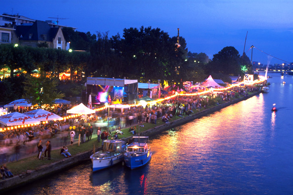 Beim Museumsuferfest in Frankfurt am Main findet direkt am Mainufer ein riesiges Kulturfestival statt. (Foto: djd)