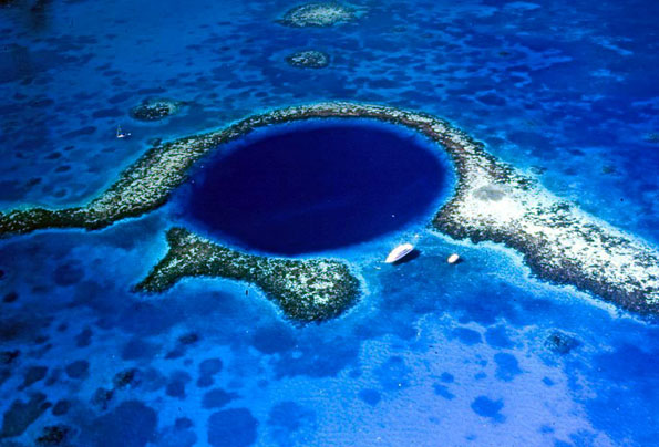 Das Blue Hole ist eines der Naturwunder in Belize und ein Besuchermagnet in Zentralamerika. (Foto CATA)
