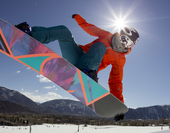 Snowboarder scheinen in Aspen der Sonne für einen Augenblick ganz nahe sein zu können. 