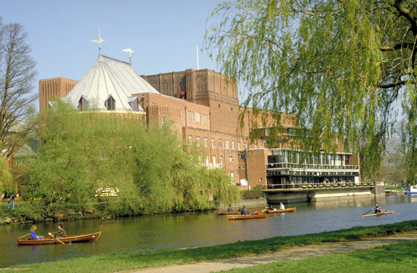 Das renommierte Royal Shakespeare Theatre am Ufer des River Avon in Stratford. (Foto: Visit Briatin)