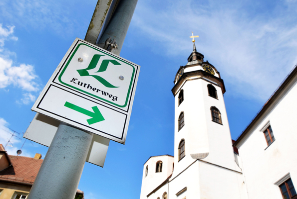 Der Lutherweg in Sachsen - hier ein - Wegweiser vor der Marienkirche in Torgau -wird am 4. Juni 2014 eröffnet. (Foto: Andreas Schmidt)