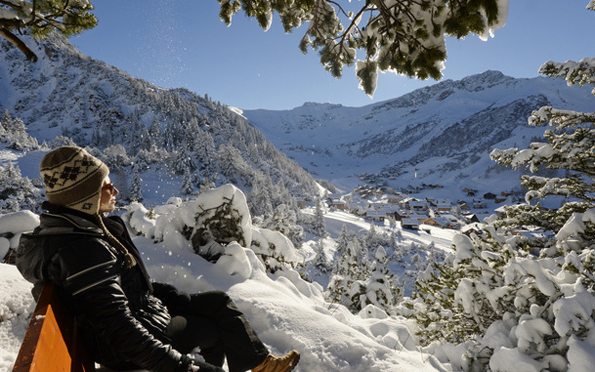 Entspannter Blick auf die puderzuckerweiße Liechtensteiner Winterwelt.