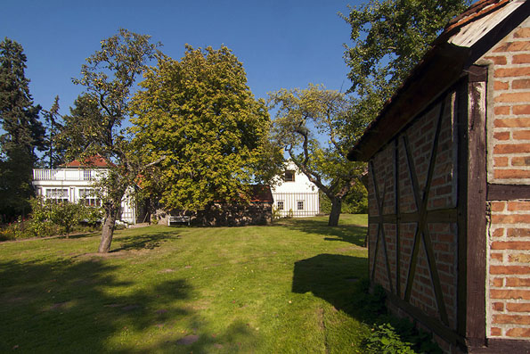 Auch das Bienenhaus, der Blumengarten und die Obstwiesen im Hans Fallada Haus sind originalgetreu erhalten. (Foto: R. Mittermüller)