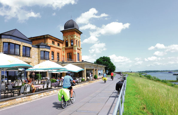 Kleine Rheinpromenaden sehen Radfahrer am Niederrhein ebenso wie quirlige Großstädte. (Foto: djd)