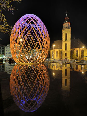 Während der "Luminale" sind an markanten Plätzen und Gebäuden in Frankfurt beeindruckende Lichtkunstwerke zu sehen. (Foto: djd)