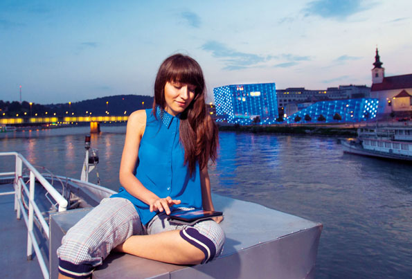 Manchmal ist die "bunte" Donau in Linz auch blau. Urlauber können sich überraschen und zum Perspektivenwechsel verleiten lassen. (Foto: djd)