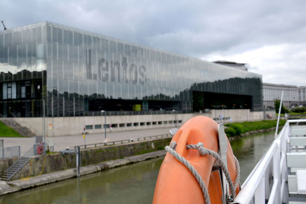 Wie ein Schiff liegt das Kunstmuseum Lentos am Donauufer, wo jährlich Hunderte Kreuzfahrtschiffe anlegen - nur fünf Gehminuten vom Linzer Hauptplatz. (Foto: djd)