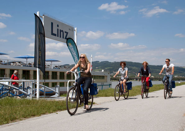 Ob per Schiff, zu Fuß oder auf dem Fahrrad: Die Linzer Donauufer versprechen spannende Erlebnisse, die völlig neue Blickwinkel eröffnen. (Foto: djd)