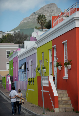 Überaus farbenfroh: Das Bo-Kaap Viertel von Kapstadt. 