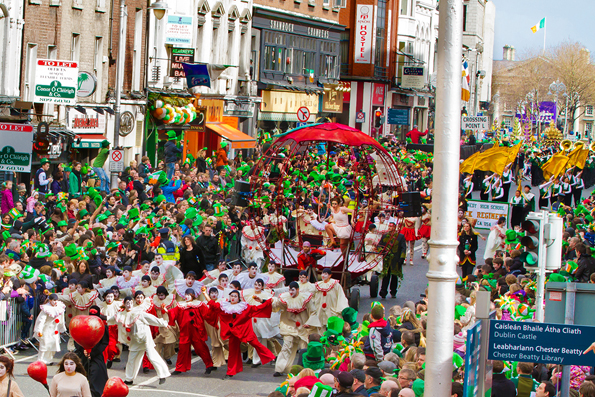 Bis zu 500.000 Menschen säumen Dublins Straßen bei der traditionellen St. Patrick's Parade. 