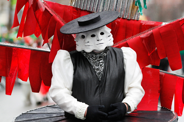 Mit den phantsievollen Kostümen erinnern die Teilnehmer der St. Patrick's Parade ein wenig an die Karnevalisten in Deutschland. 