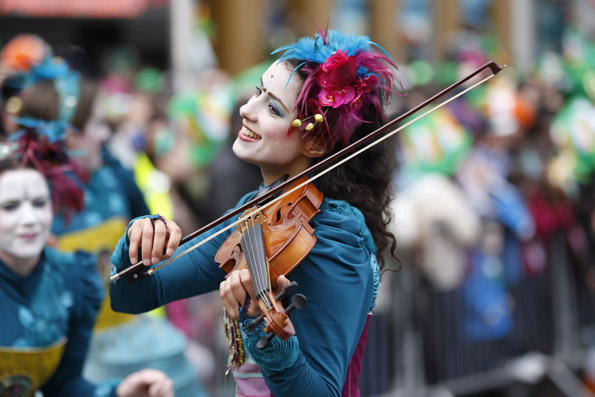 Nicht nur Marschmusik ist bei der St. Patrick's Parade in Dublin zu hören. 