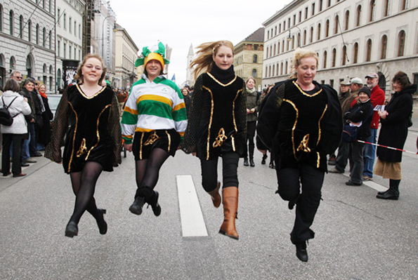 Eine Nummer kleiner, aber ebenso fröhlich präsentiert sich die St. Patrick's Parade in München. 