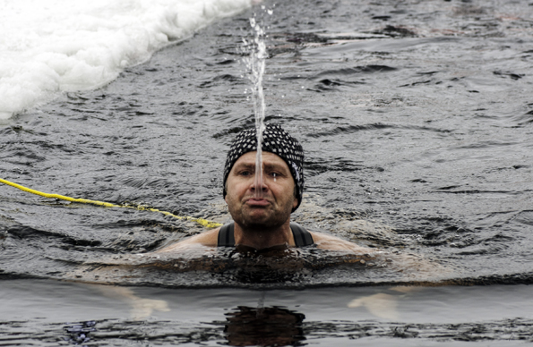 Nur die wenigsten vermögen das Winterbaden so wie dieser Schwimmer in vollen Zügen zu genießen. (Foto: Olaf Schneider)