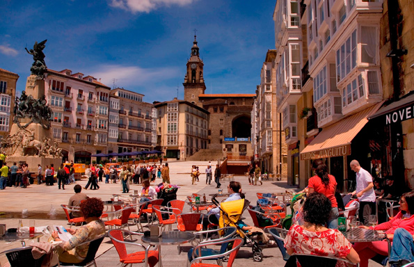 Besticht durch einladende ASußengastronomie: die Plaza de la Virgen Blanca in Vitoria Gasteiz.