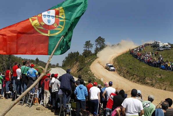 Die prestigeträchtige Rally e Portugal erlebt ihre 48. Auflage mit 90 teilnehmenden Teams. 