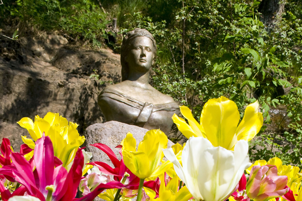 Andenken an die Kaiserin Elisabeth: die Sissi-Promenade mit buntem Frühjahrsflor. (Foto: djd)