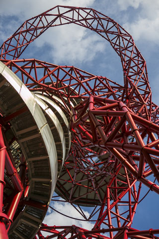 Markanter Blickfang im Queen Elizabeth Olympic Park: die scharlachrote Aussichtsplattform ArcelorMittal Orbit von Künstler Anish Kapoor.