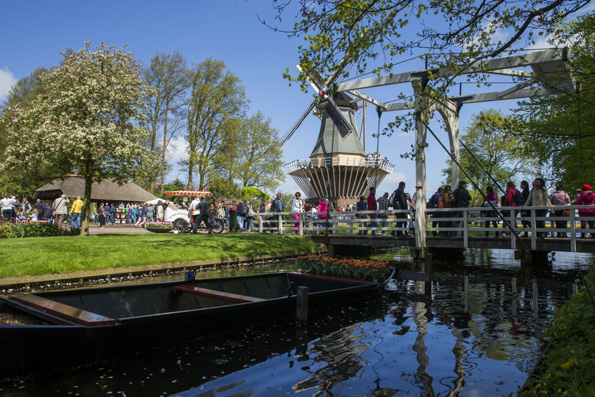 Mit seinen Grachten und Windmühlen ist der Keukenhof ein Stück Bilderbuch-Holland.