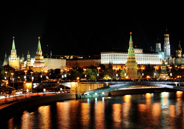 Die russische Hauptstadt Moskau - hier ein Blick auf den Kreml bei Nacht - präsentiert sich nun mit einer eigenen deutschsprachigen Webseite. 