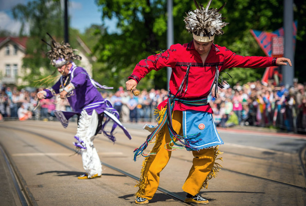 Sternreiterparade, Westerncamps, Reitturniere und indianische Tänze gehören bei den Karl-May-Festtagen dazu. (Foto: André Wirsig)