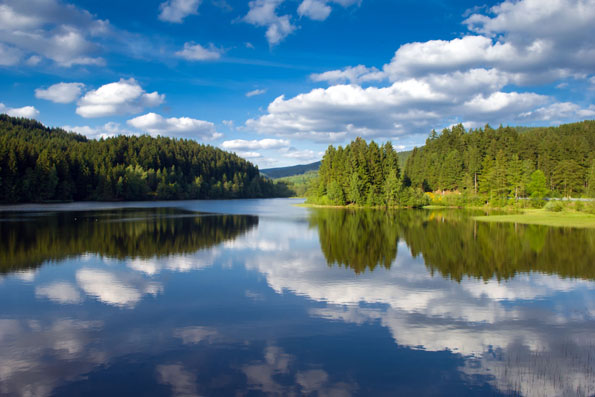 Natur vor der Haustür: Unzählige schön gelegene Teiche der Oberharzer Wasserwirtschaft und viele Talsperren, zum Beispiel die Sösetalsperre, prägen den Harz. (Foto: djd)