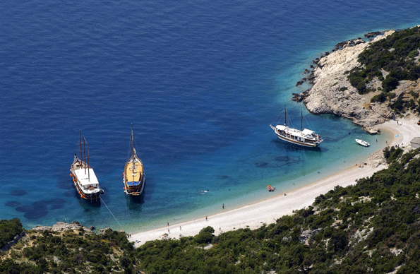 Die Inselwelt rund um Krk, Cres, Lošinj und Rab lädt zu Bootsausflügen ein. 