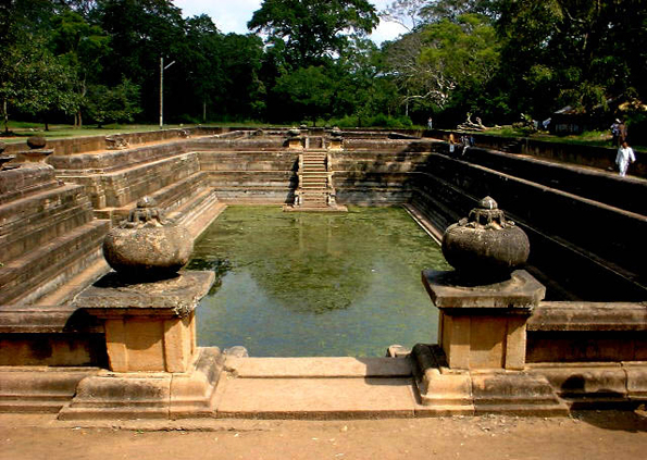 Die erste Hauptstadt Sri Lankas und heute noch mit ihren heiligen Stätten eine Pilgerstadt: Anuradhapura.