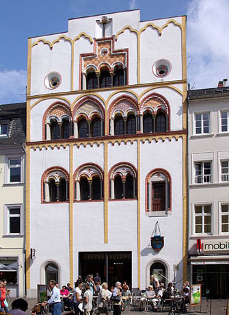 Blickfang in Triers Innenstadt: Das Dreikönigenhaus. (Foto Berthold Werner)
