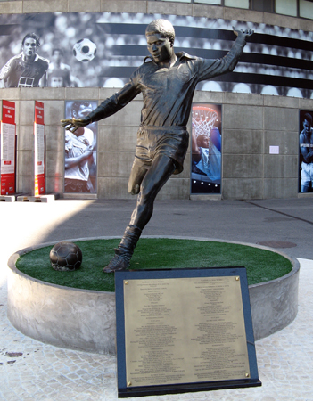 Vor der Arena der Águias, der Adler, wie Benfica in Fan-Kreisen genannt wird, erinnert eine Statue an Eusébio, den wohl bedeutendsten portugiesischen Spieler aller Zeiten.