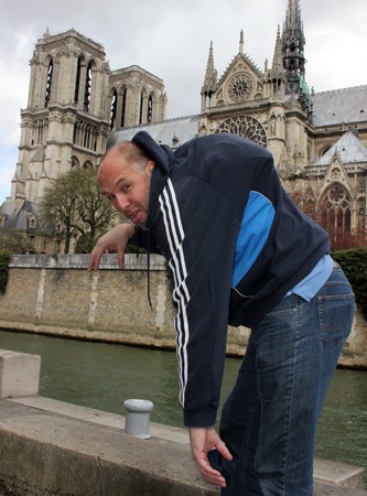 Kleine Bespaßung mit Handtasche: Ein bißchen Glöckner spielen vor Notre Dame. (Foto: Ulrike Katrin Peters)