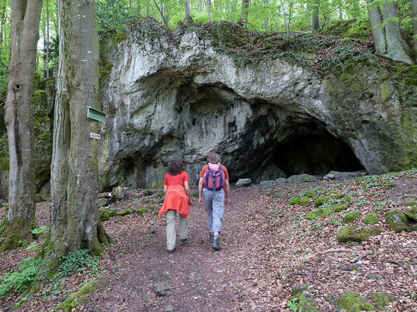 Lädt zu Erkundungen ein: eine Höhle im Naturpark Fränkische Schweiz - Veldensteiner Forst.