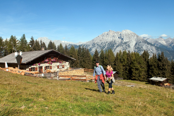 Ausgangspunkt des „Oberhofer Höhensteigs“ ist die Oberhofer Melkalm. Die bewirtschaftete Hütte liegt auf 1.700 Metern Höhe und bietet ihren Gästen einen einzigartigen Rundblick auf das Inntal.